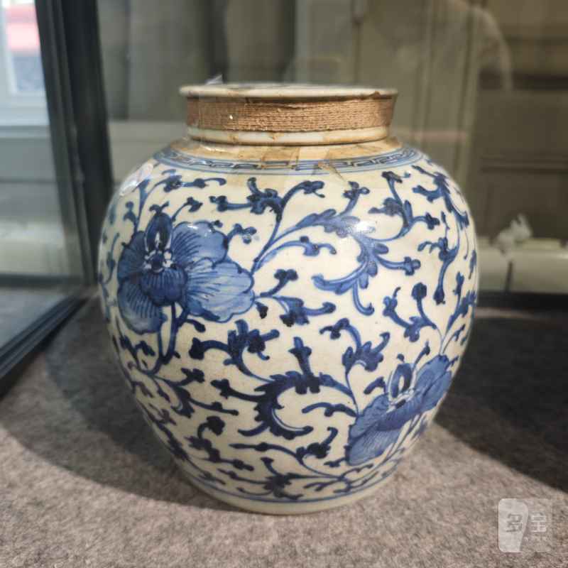 清晚至民国  青花缠枝莲、粉彩人物纹罐三件一组 - 图4